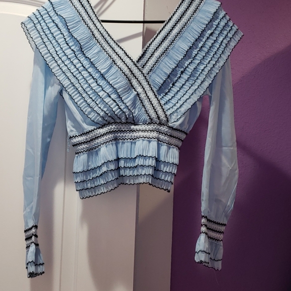 Beautiful top - Picture 7 of 7